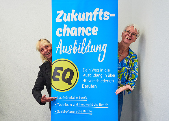 Das Bild zeigt Sandra von Atens und Marion Seidel form Plakat Zukunftschance Ausbildung