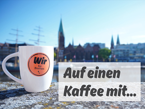 Schrift Auf einen Kaffee mit, links Kaffeebohnen